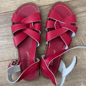 Saltwater Sandals in red size 6 (Big Kid)